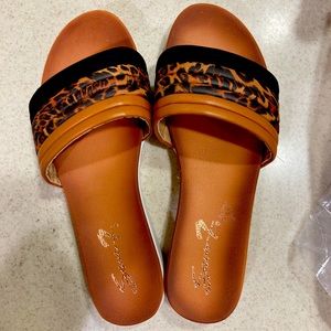 Seven7 animal print slides sandals size 10, cheetah print slides